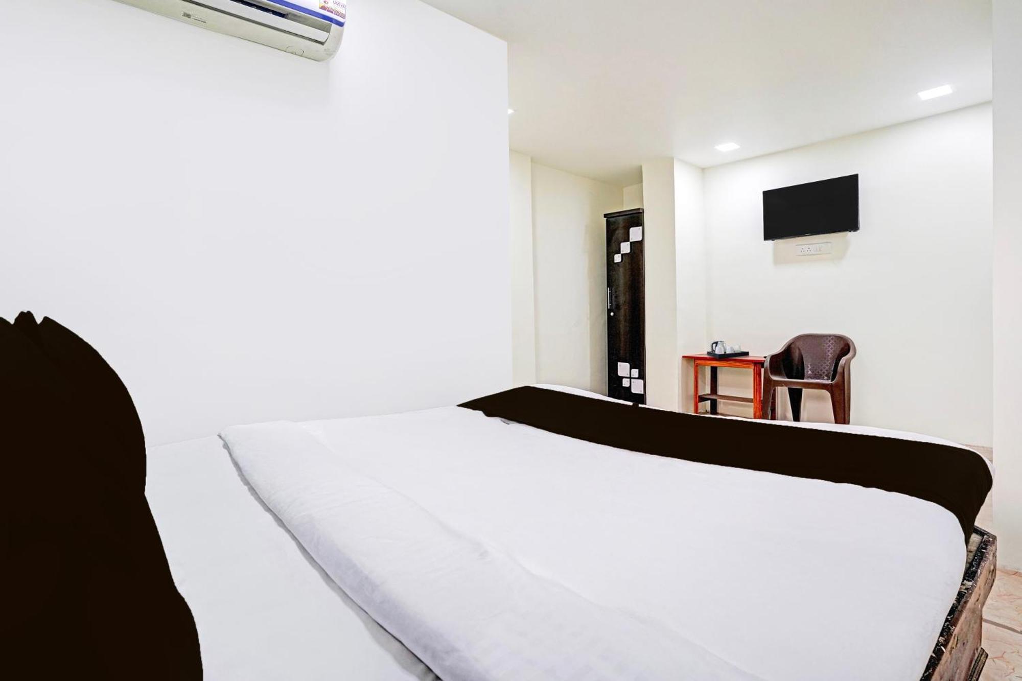 Super Hotel O Navrangpura Cg Road Formerly Hotel Yugraj Ahmedabad Exterior photo