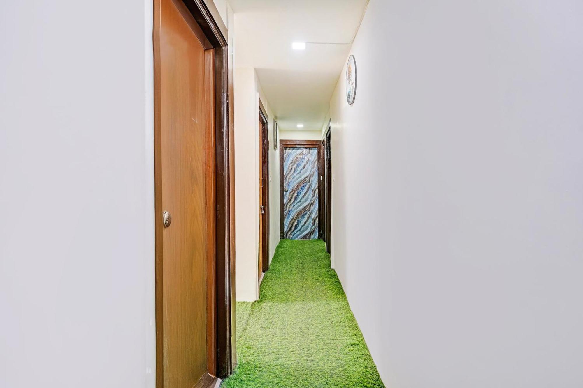 Super Hotel O Navrangpura Cg Road Formerly Hotel Yugraj Ahmedabad Exterior photo