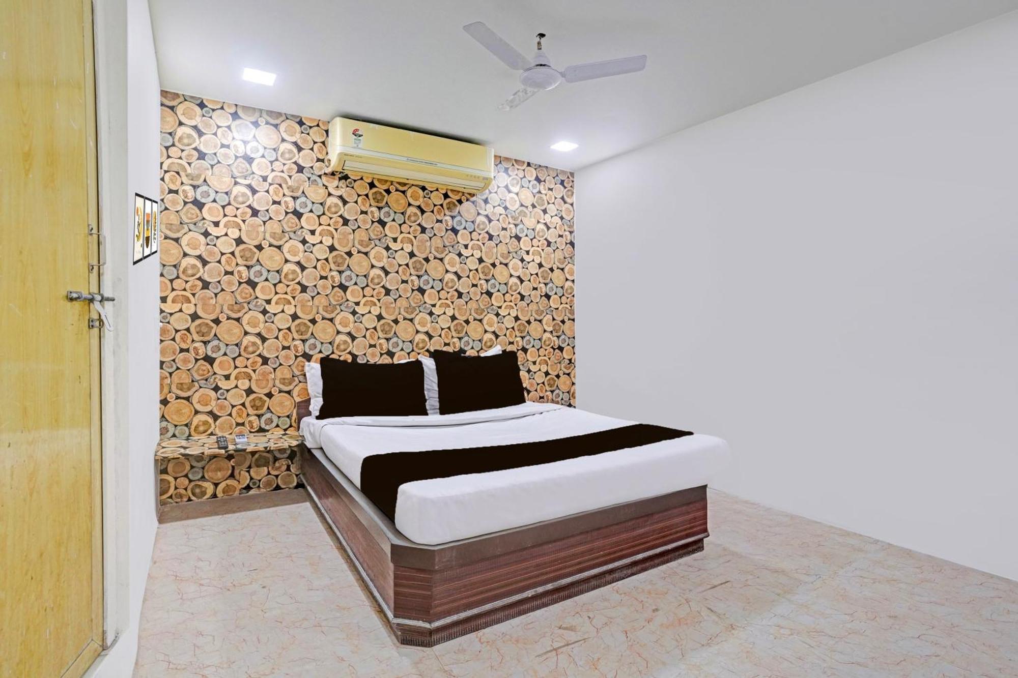 Super Hotel O Navrangpura Cg Road Formerly Hotel Yugraj Ahmedabad Exterior photo