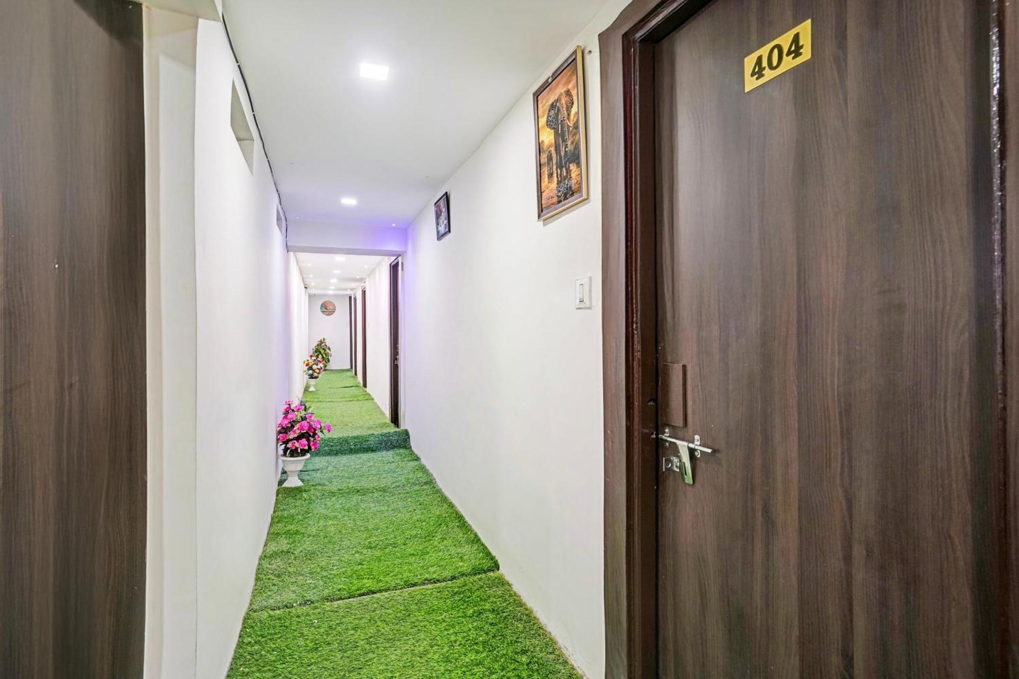 Super Hotel O Navrangpura Cg Road Formerly Hotel Yugraj Ahmedabad Exterior photo