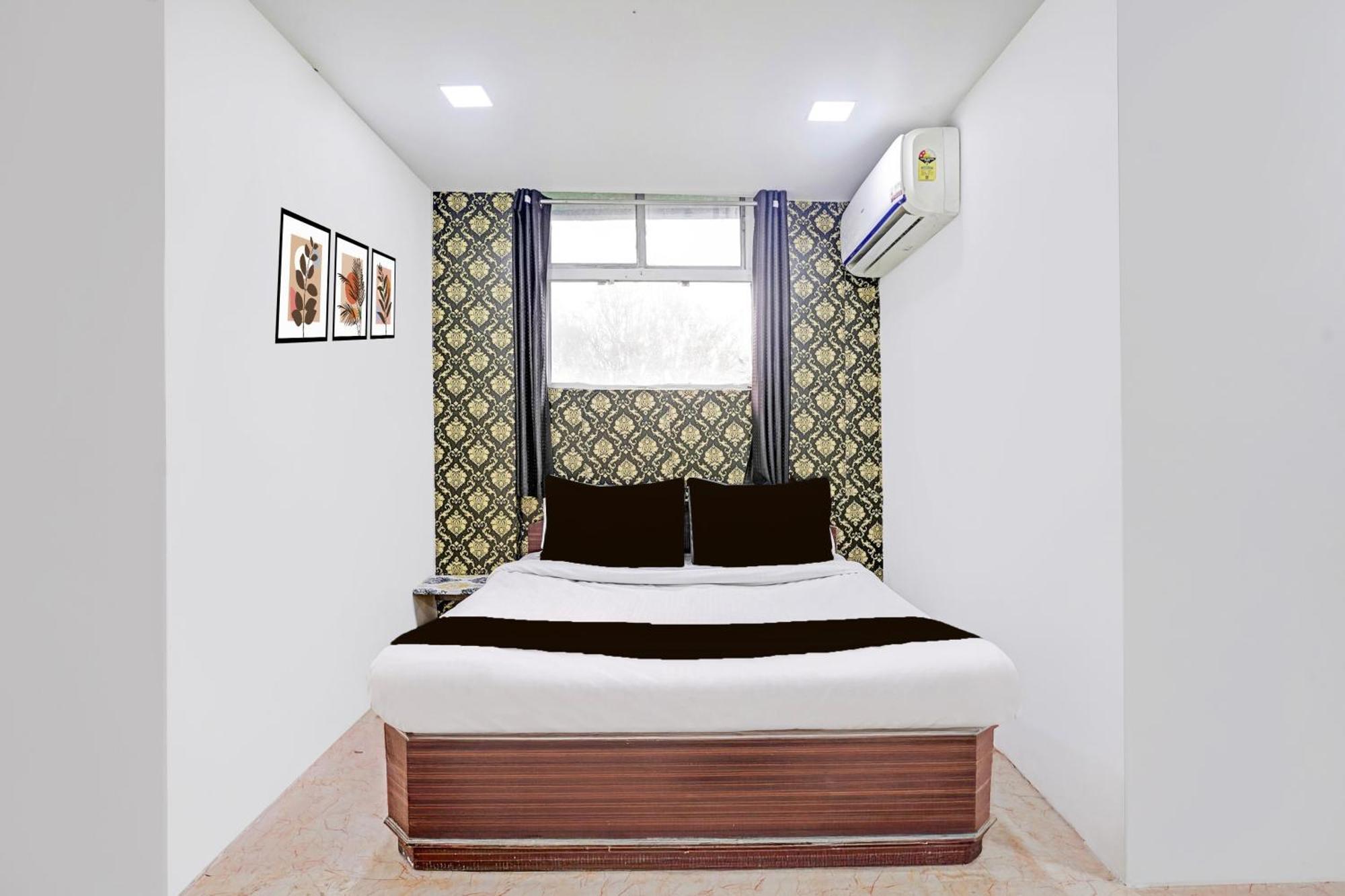 Super Hotel O Navrangpura Cg Road Formerly Hotel Yugraj Ahmedabad Exterior photo